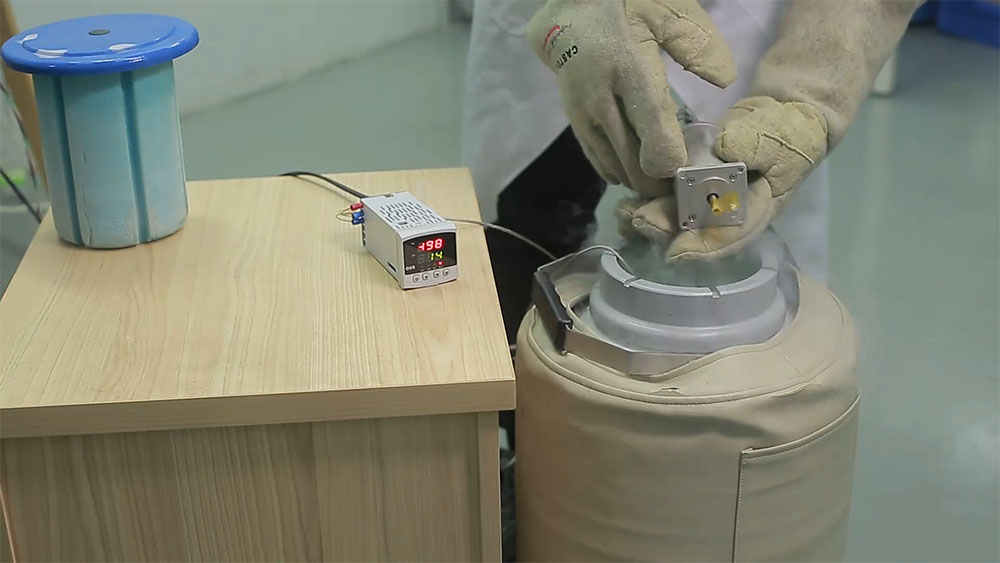 液氮下用的步進電機.jpg